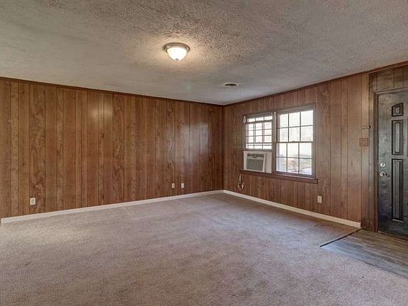 2nd image of 107 Oakwood Cir