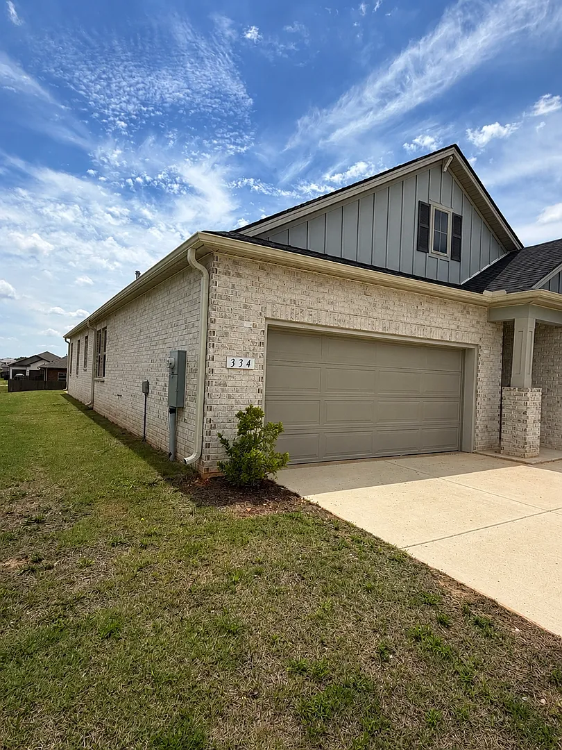 Beautiful 3 Bedroom Home in Grand Hollow with Resort-Style Amenities! — Photo 2