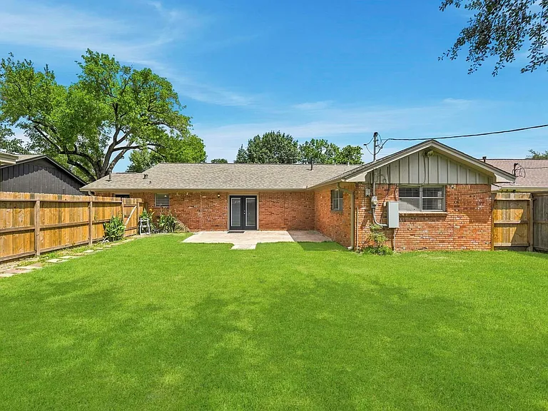 10503 Shadow Wood Dr — Photo 8