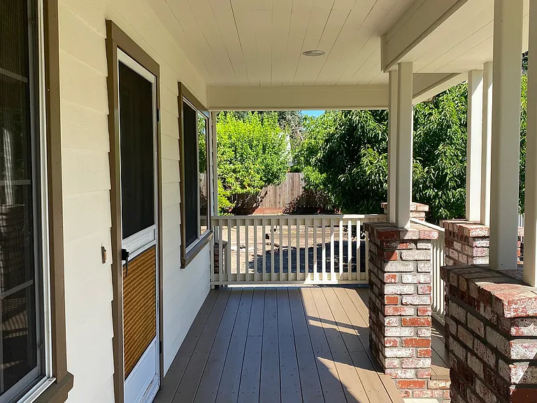 18190 Comstock Ave — Photo 23