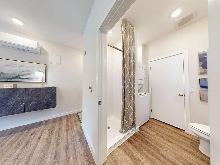 Vine Street Studio Bathroom