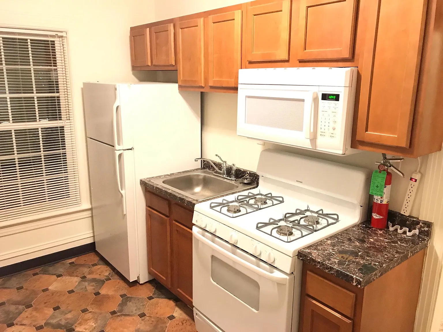 1046 Liberty St — Photo 4