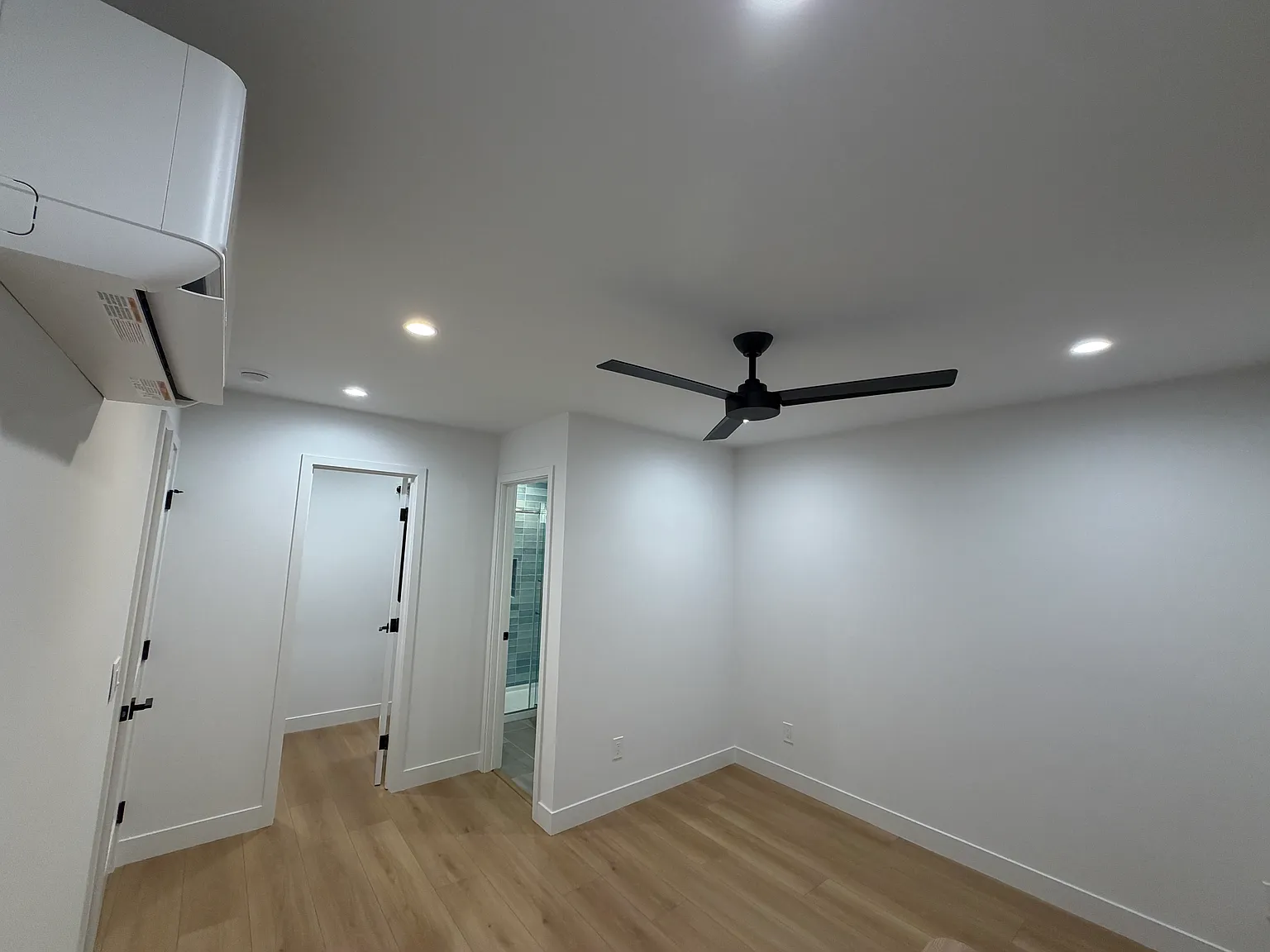 2 bed, 816 sqft, $3,750 — Photo 2