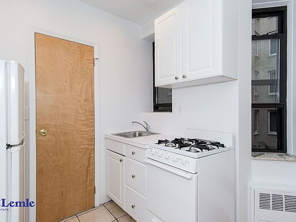 3rd image of 305 E 78th St APT 3RW