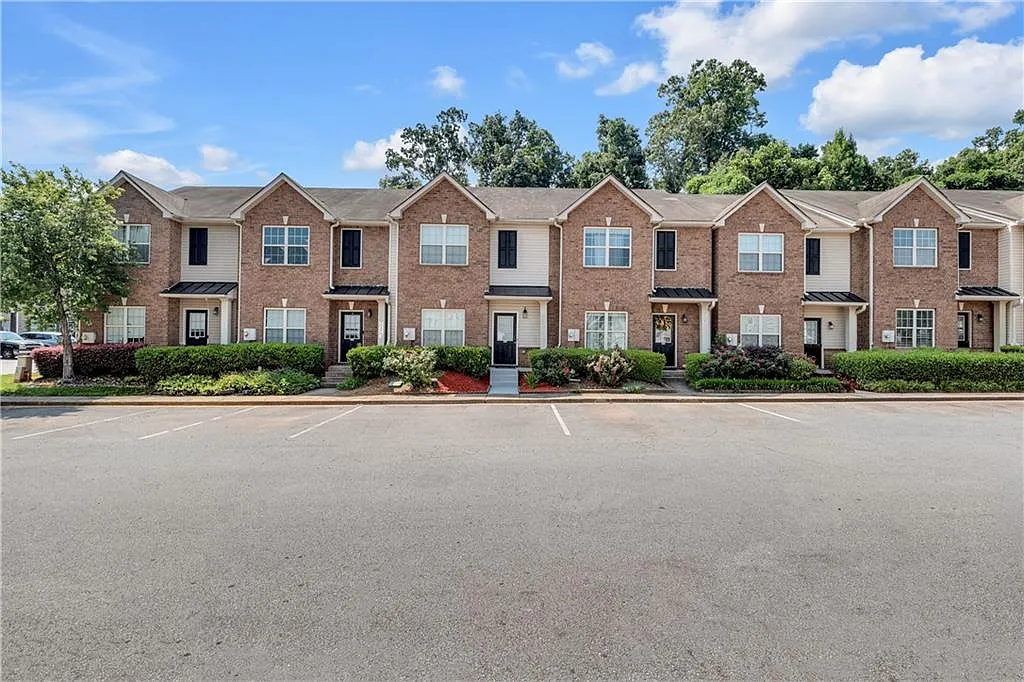 3 bed, 2.5 bath, 1526 sqft, $2,100 — Photo 2