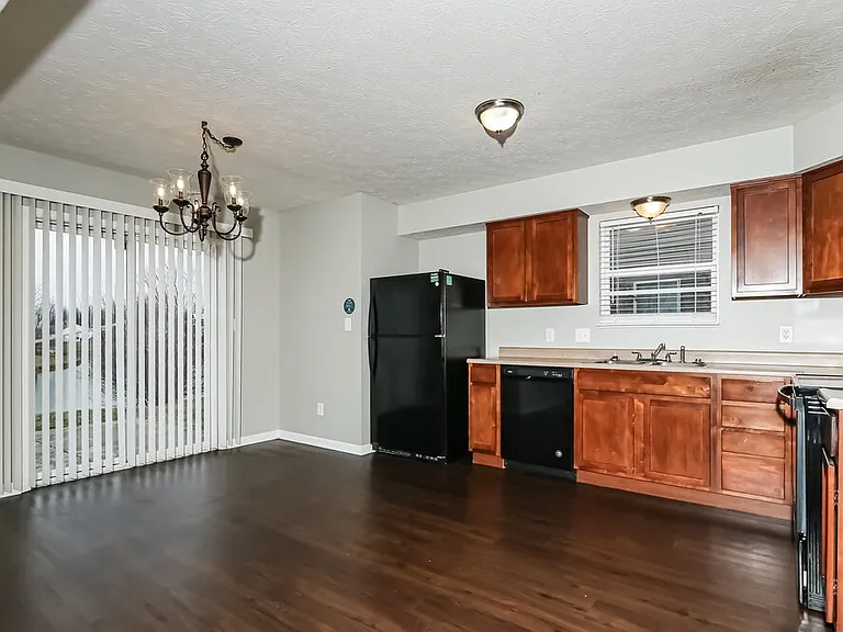 1396 Pencross Ln — Photo 6