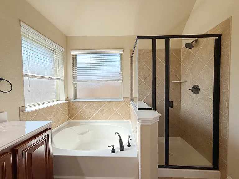 4303 Oak Bluff Dr — Photo 24