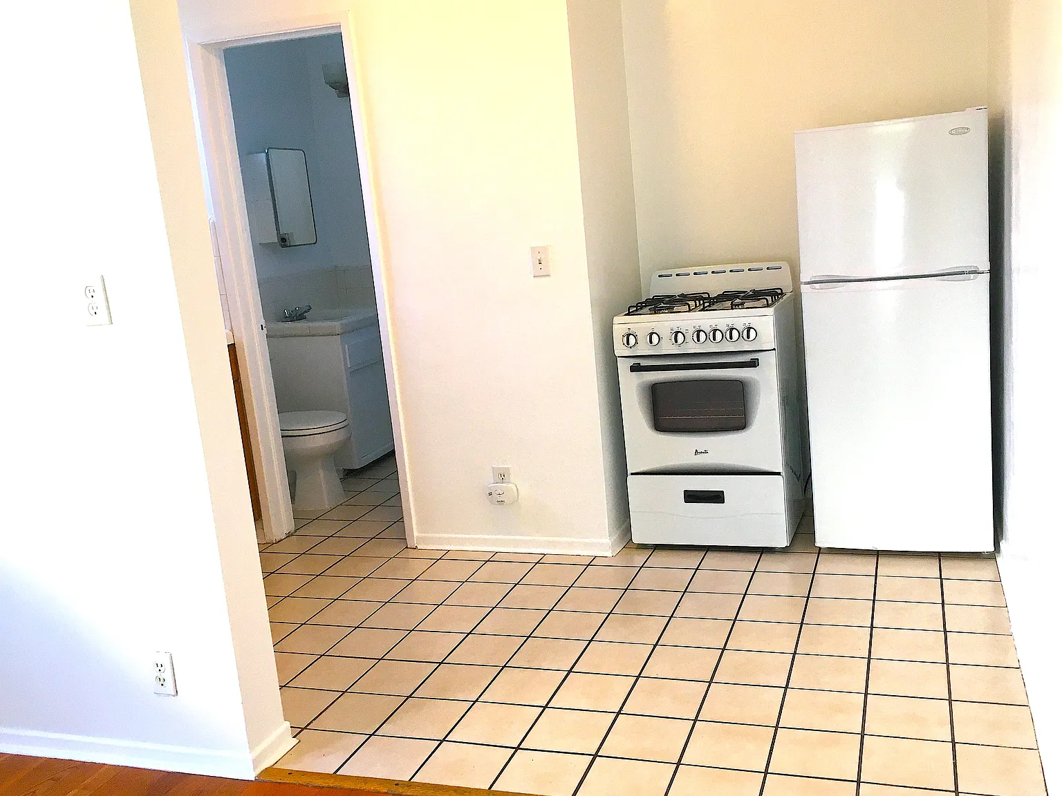 Studio, 300 sqft, $1,650 — Photo 3