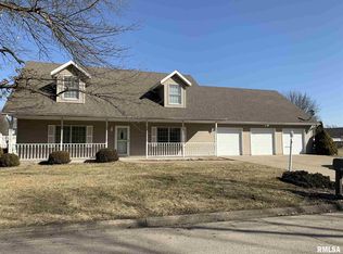 1115 E Sycamore St, Canton, IL 61520
