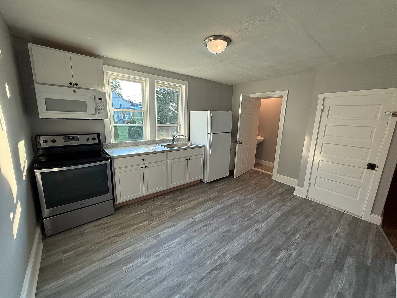 10 Fairview Ave — Photo 3