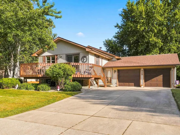 915 Church St, Jesup, IA 50648