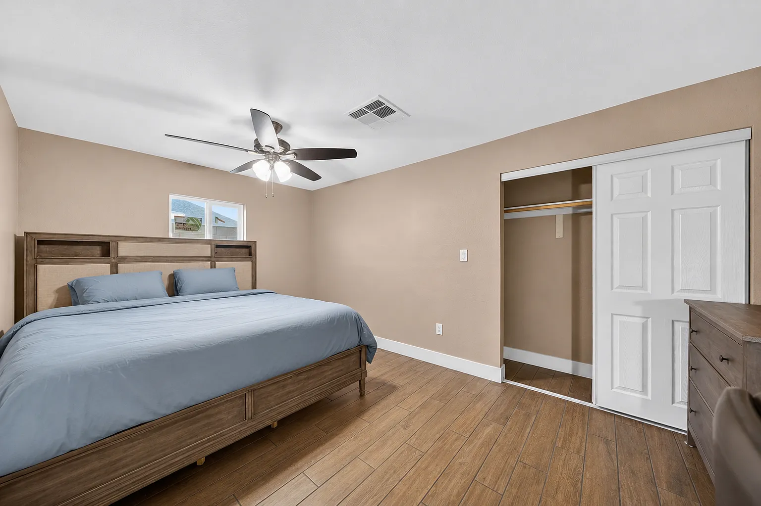 5 bed, 1800 sqft, $875 — Photo 1