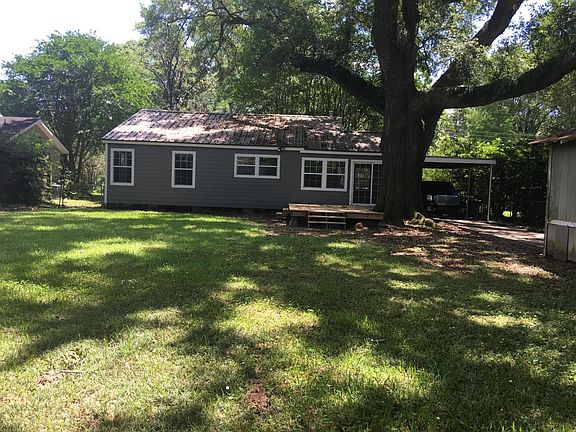 Large backyard w/ Deck