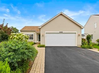 1449 Woodland Dr, South Elgin, IL 60177