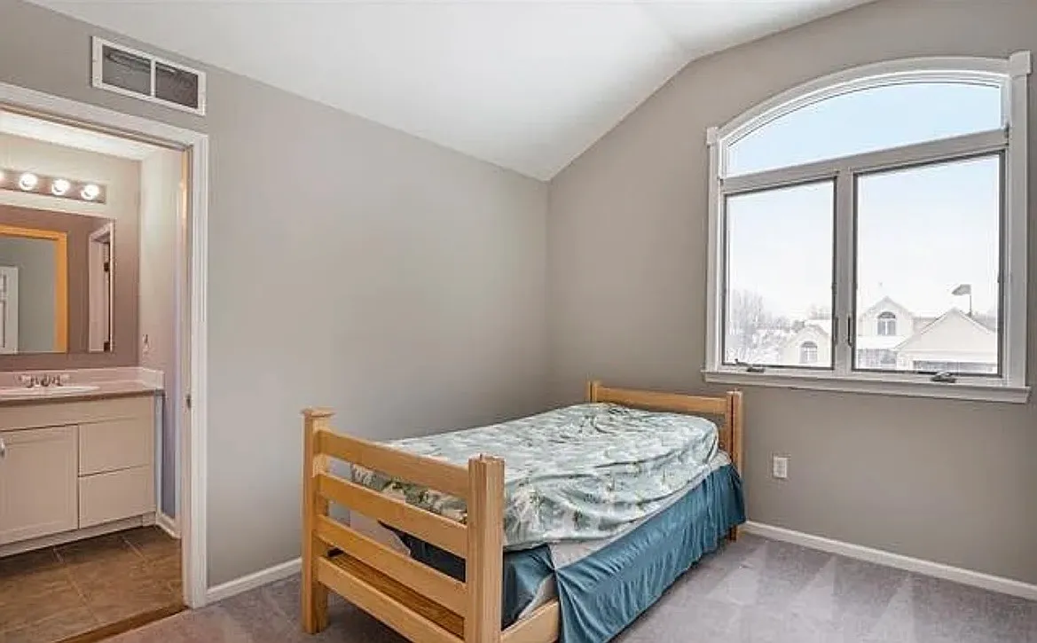 3 bed, 2.5 bath, 2289 sqft, $3,100 — Photo 4