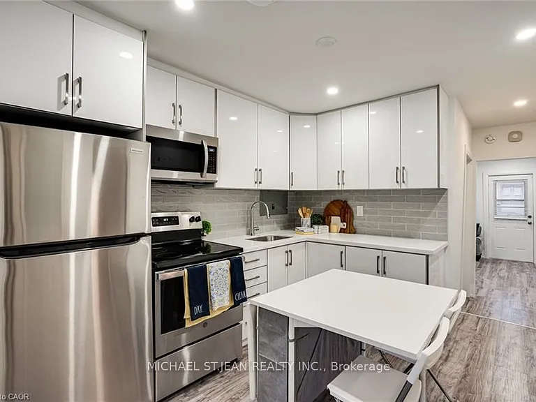 24 Vansitmart Ave — Photo 17