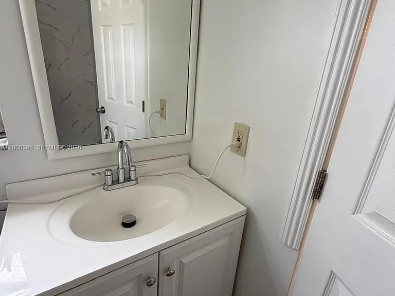 219 NE 14th Ave #101 — Photo 29
