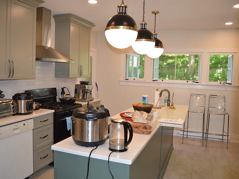 1825 Summit Ave — Photo 2