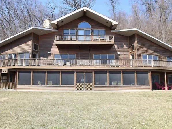 1800 E Deer Creek Rd, Clinton, IA 52732