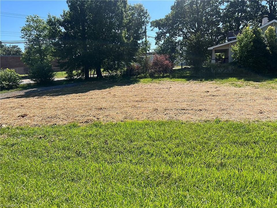 2nd image of 1715 Lincoln Dr