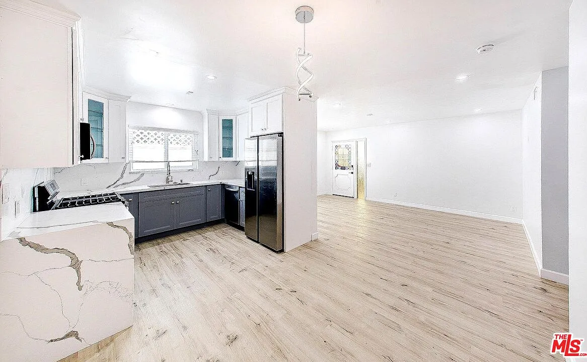 2 bed, 2.0 bath, 900 sqft, $5,100 — Photo 2
