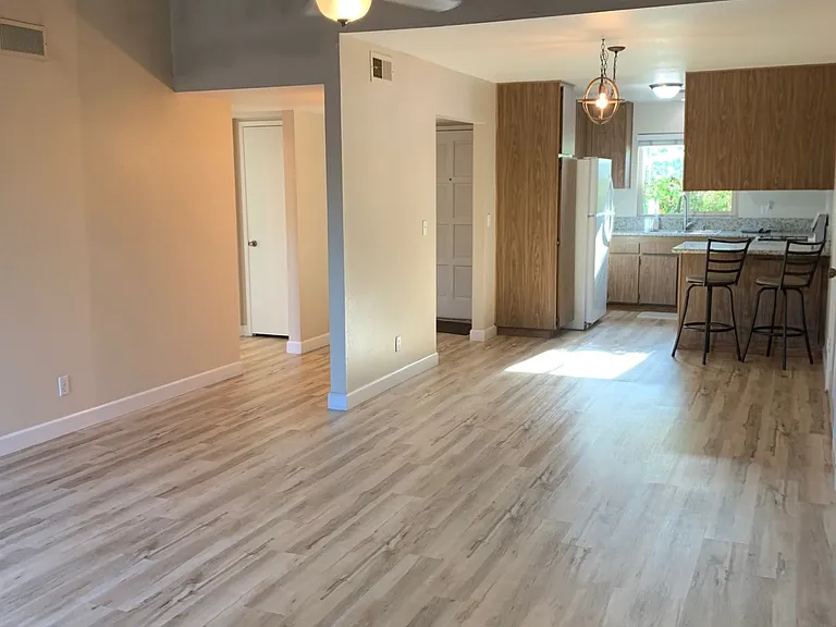 6338 N Maroa Ave — Photo 3