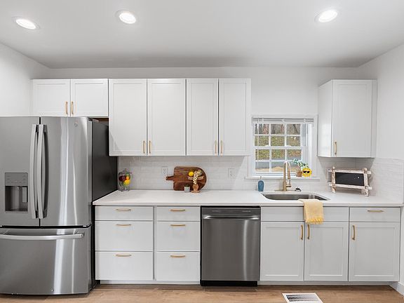 3rd image of 135 Old Country Rd