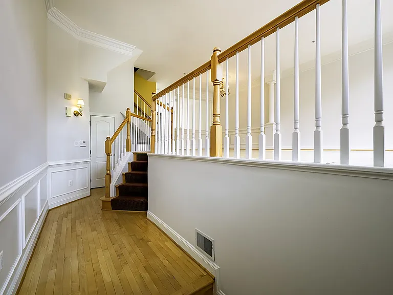 1156 Regal Oak Dr — Photo 2
