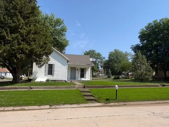 1201 3rd St, Fairbury, NE 68352