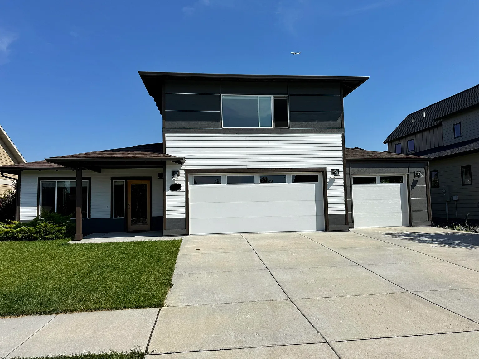 4 bed, 2332 sqft, $3,965 — Photo 2