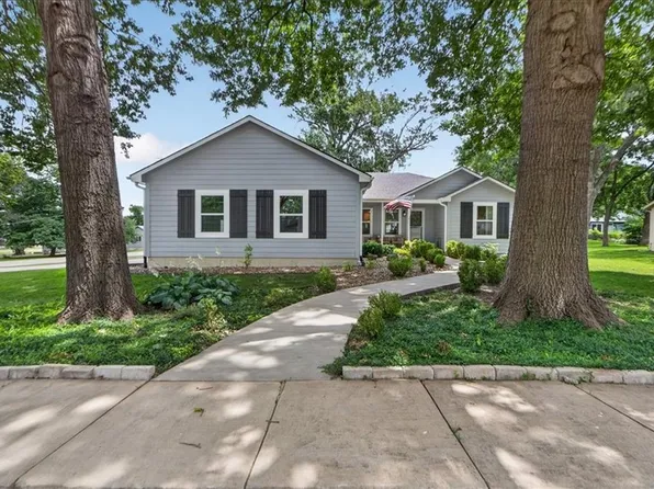 301 S Elm St, Louisburg, KS 66053