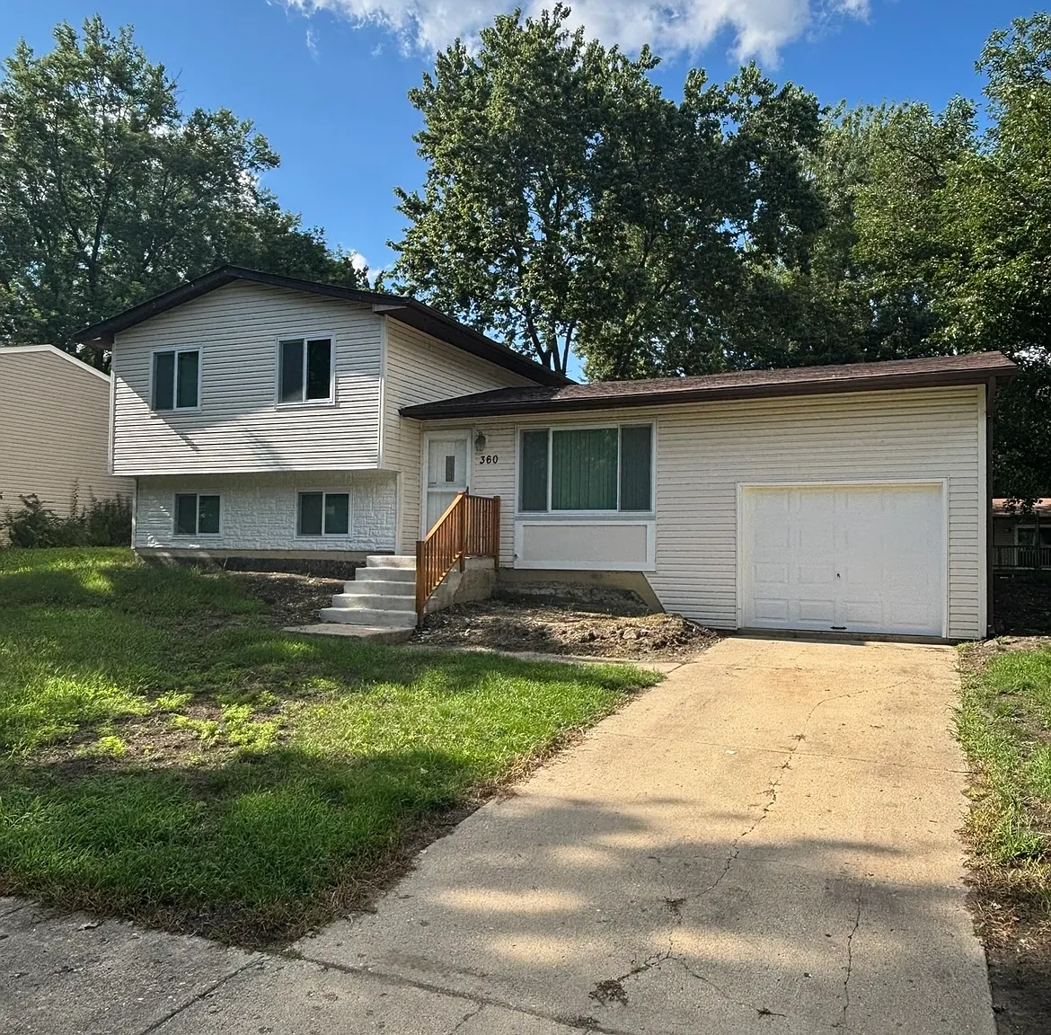 4 bed, $2,800 — Photo 1