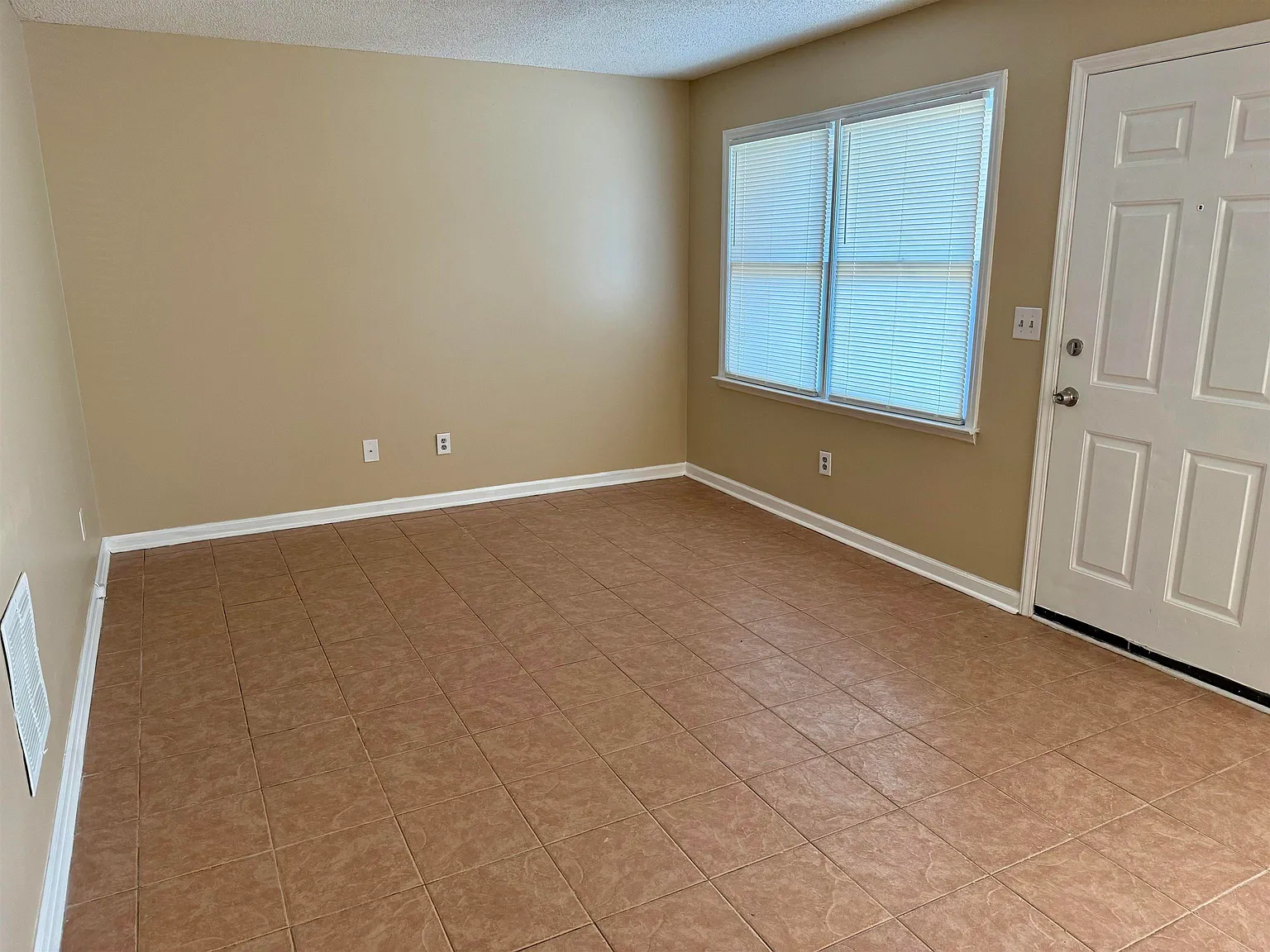 2 bed, 1.0 bath, 983 sqft, $1,300 — Photo 2