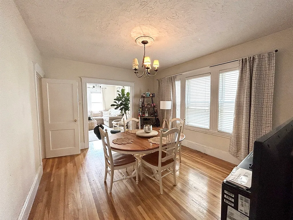 4 bed, 9999 sqft, $5,800 — Photo 3