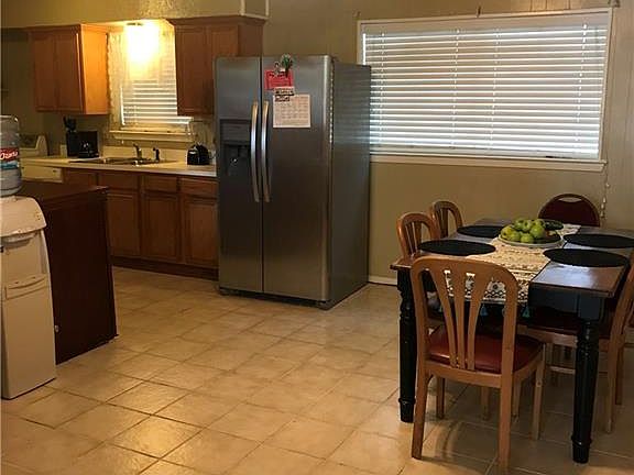 3rd image of 4405 Hillsdale Ln