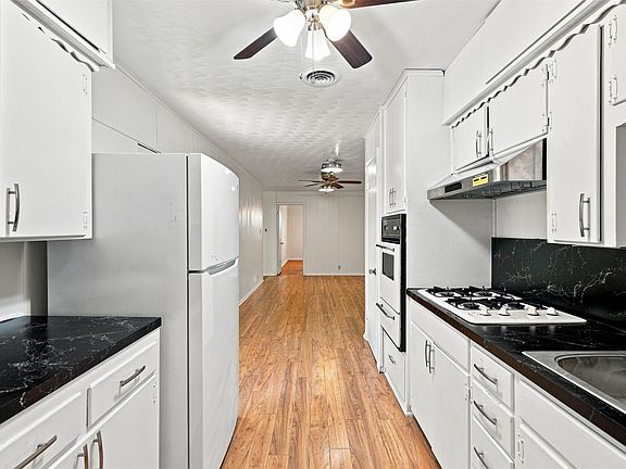 2nd image of 2110 Navajo St