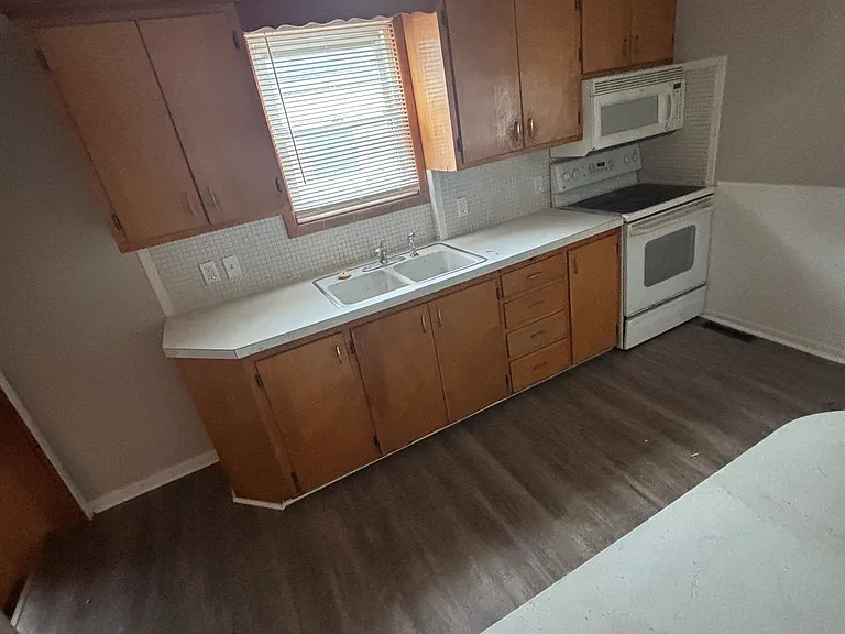 576 Bronx Dr — Photo 8