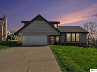 906 Berkley Ave, Papillion, NE 68046