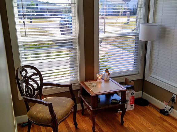 3rd image of 2514 Hackberry Ln