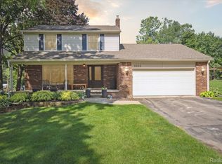5553 Farley Rd, Clarkston, MI 48346