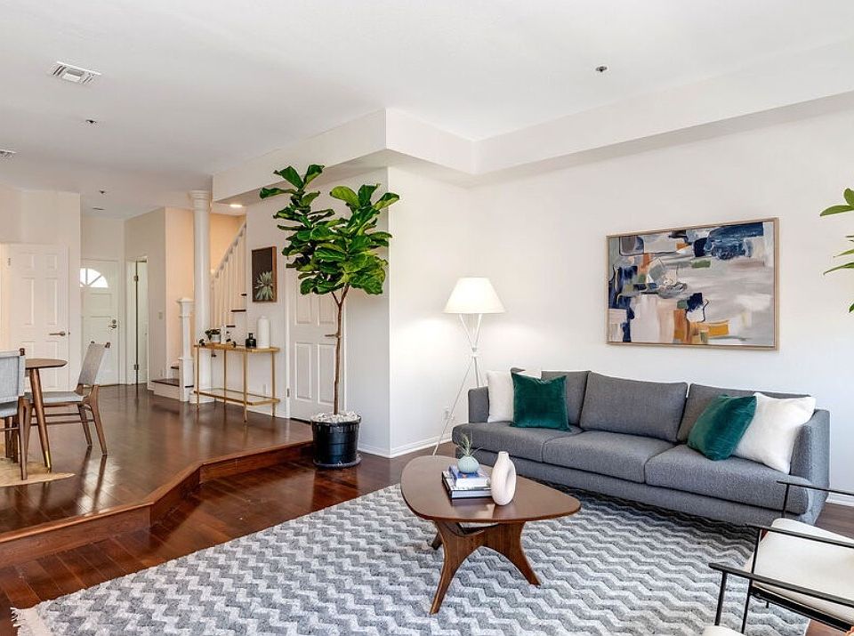 1st image of 850 N Poinsettia Pl APT 2