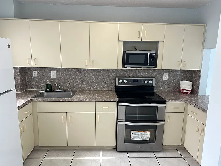 305 W 68th St #508 — Photo 7