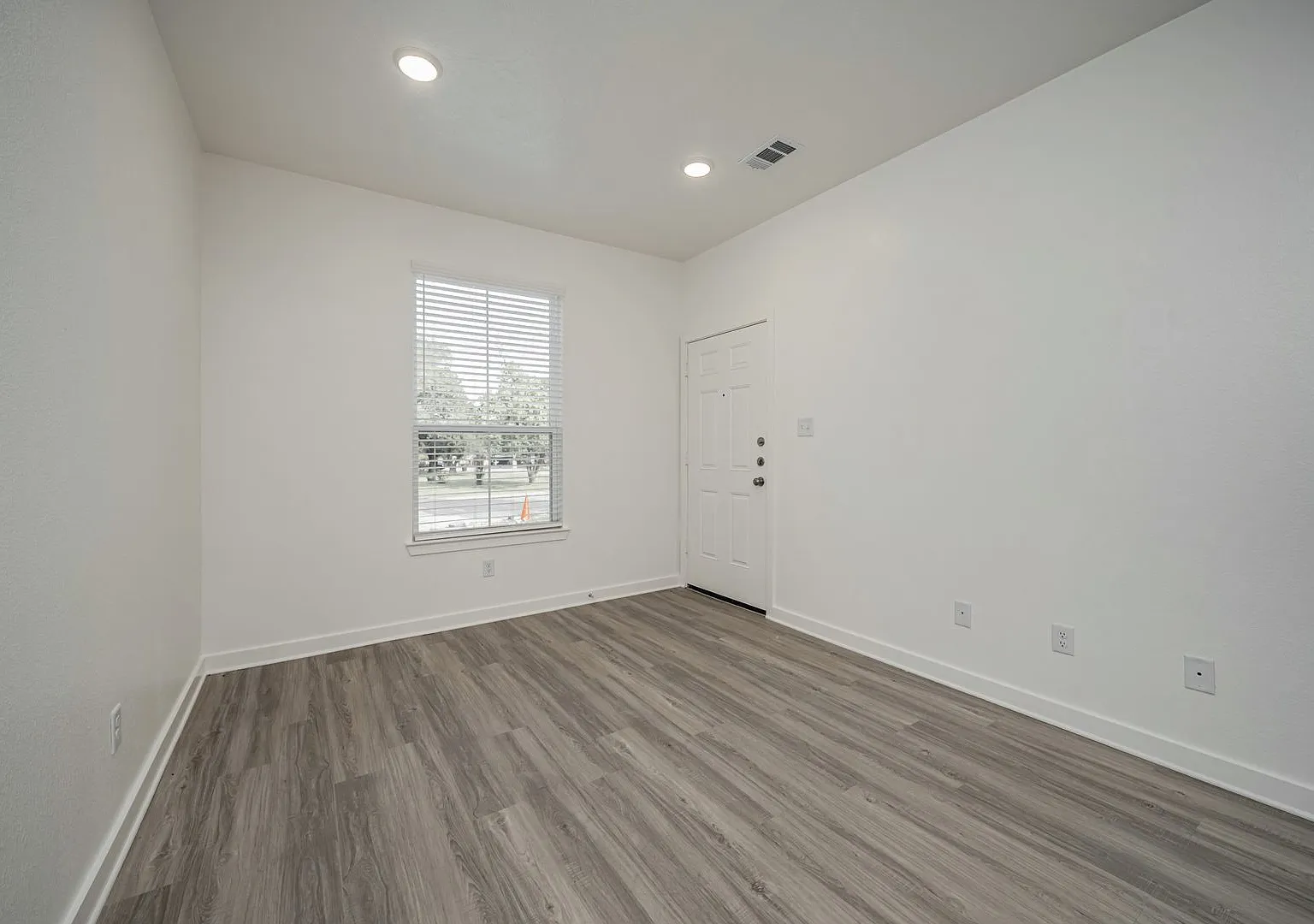 Remarkable Value: Spacious 2-Bed with Modern Finishes! — Photo 3