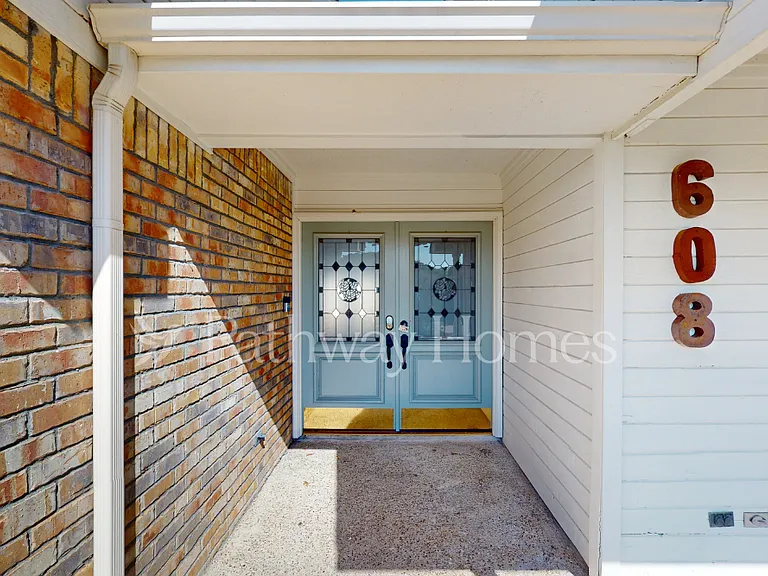 608 Westway Dr — Photo 2