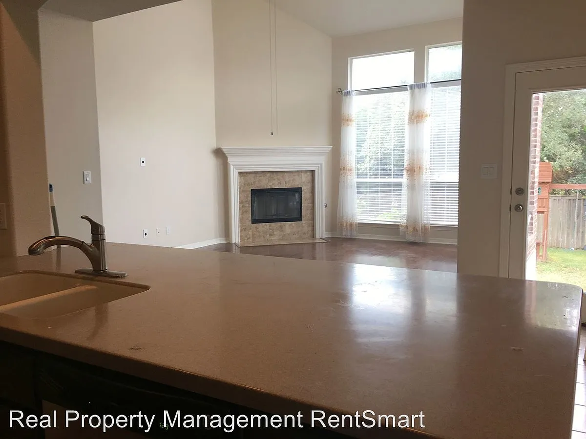 4 bed, 2640 sqft, $3,195 — Photo 3