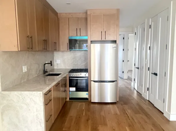 346 Franklin Avenue image 2 of 10