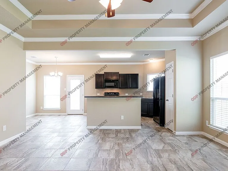 2425 Bellmont — Photo 3