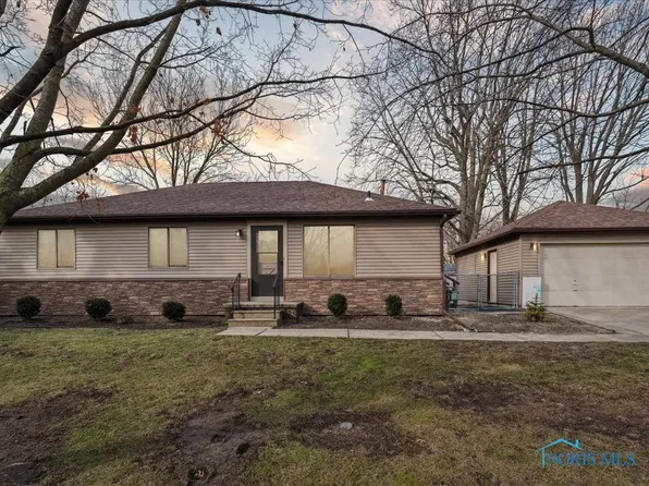 2009 Woodcrest Dr, Oregon, OH 43616