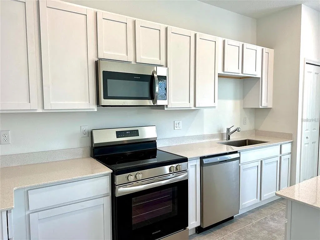 3 bed, 2.5 bath, 1738 sqft, $1,950 — Photo 2
