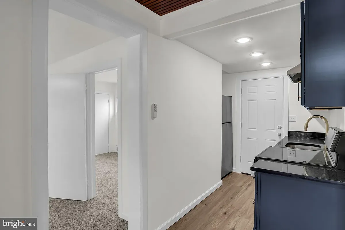 Building Photo - 114 E Maplewood Ave #2